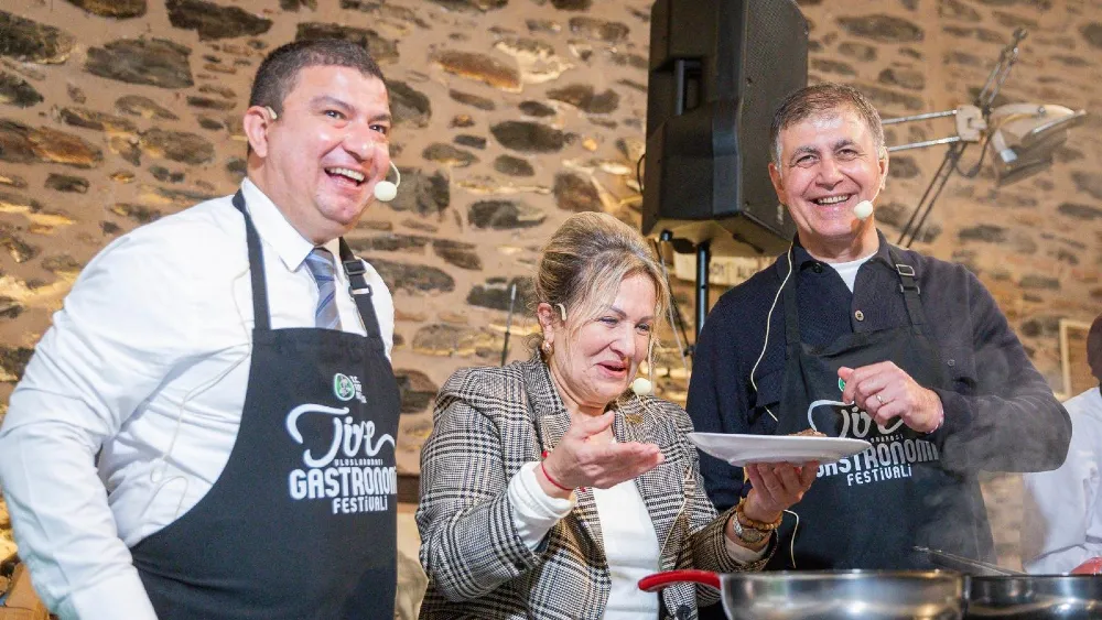 İzmir'de yeni bir festival: Tugay önlük giydi, yemek yaptı!