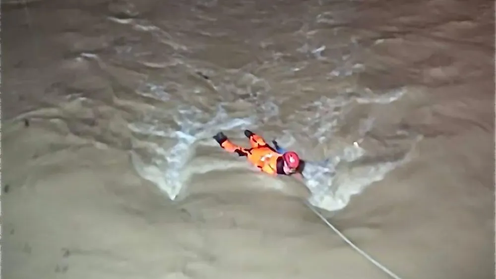 Menderes’te araç dereye uçtu, İzmir İtfaiyesi seferber oldu