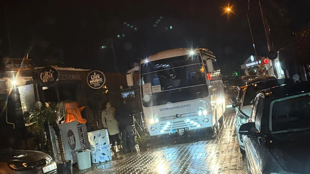 Seferihisar'da Belediye Aracıyla Eğlence Mekanına Adam Taşınıyor İddiası