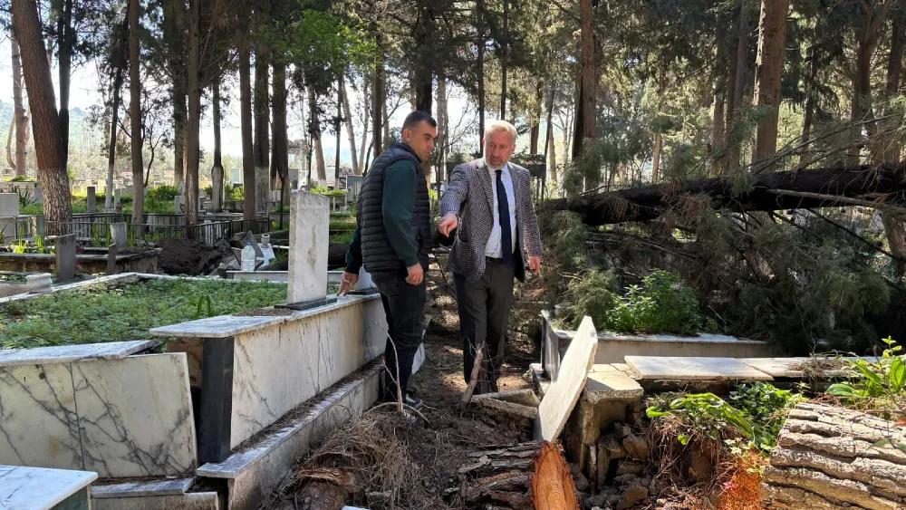 İzmir'de fırtınadan etkilenen mezarlıklara hızlı müdahale
