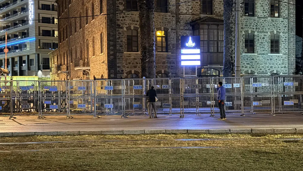 Meslek Fabrikası önündeki TOMA’lar kalktı, demir bariyerler kaldı 