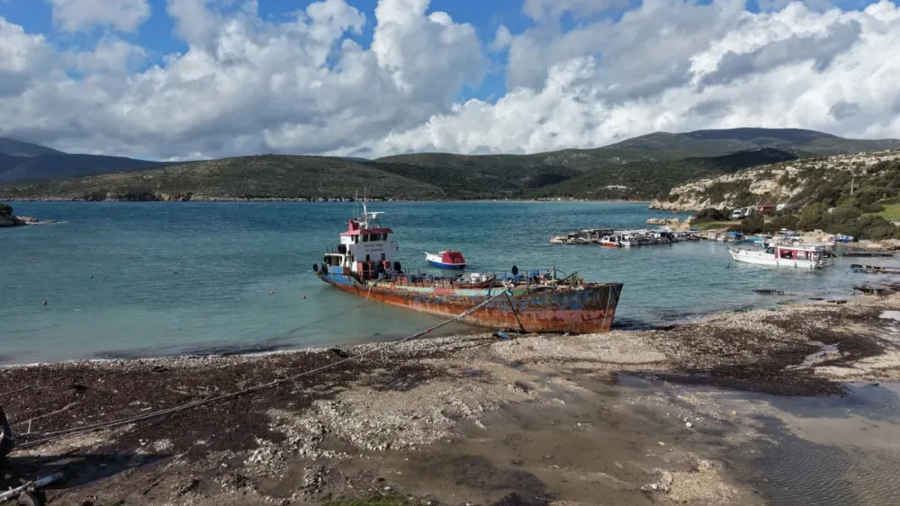 Urla’dan sevindirici haber: Hurda gemi mahkeme kararıyla kaldırılıyor!