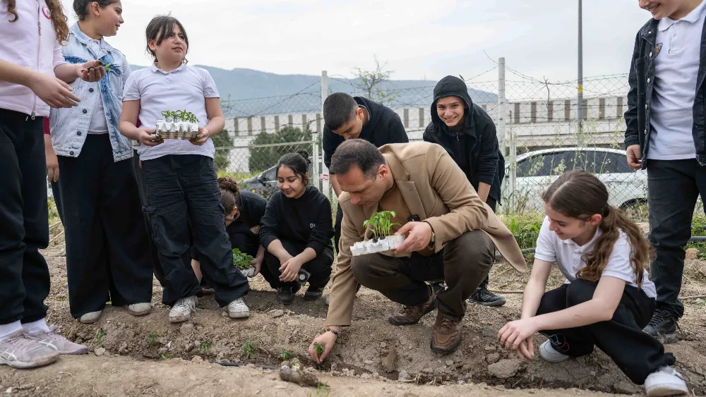 Bornova’nın kent bostanlarında yaz sezonu, coşkuyla başladı