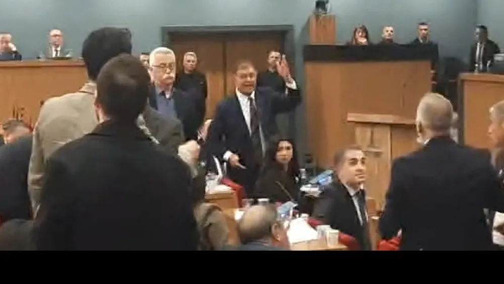 Büyükşehir Meclis'i karıştı, arbede yaşandı… Tugay o iddiaya sert tepki gösterdi