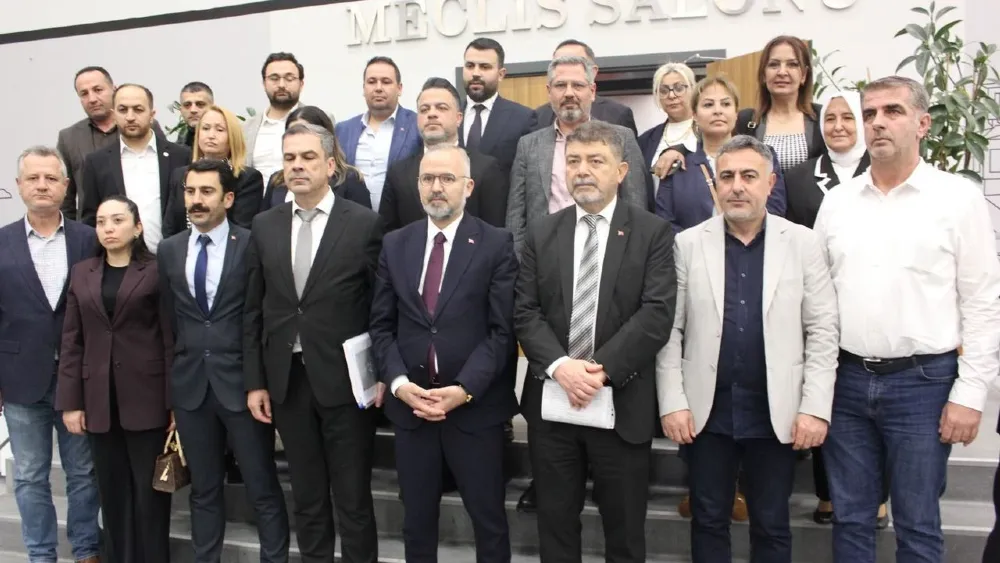 Cumhur İttifakı'ndan Cemil Tugay'a sert tepki...Hakan Yıldız:  Yüreğin yiyorsa mayıs meclisine gel...Kartondan kahraman