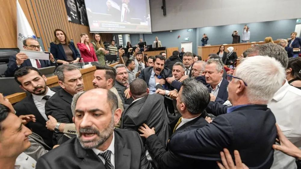 Meclisin kapanışında da yumruk ve küfürler havada uçuştu...