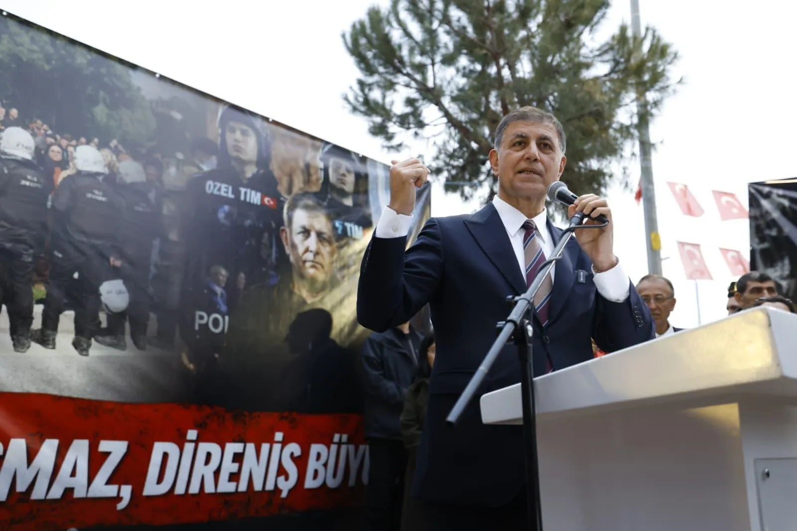 İzmir Büyükşehir Belediye Başkanı Cemil Tugay