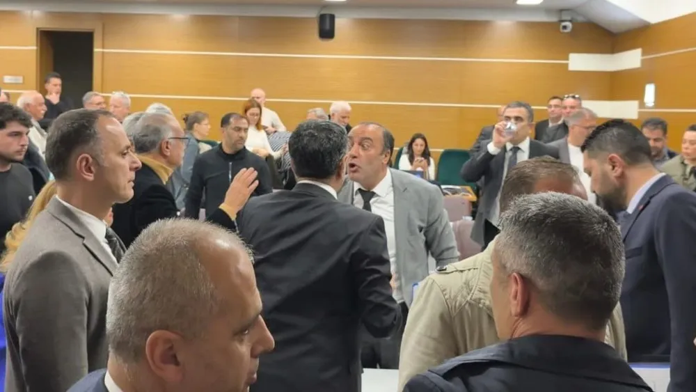 Bornova’da Meclis karıştı… Birbirlerinin üzerine yürüdüler… Başkan Eşki’ye istifa çağrısı