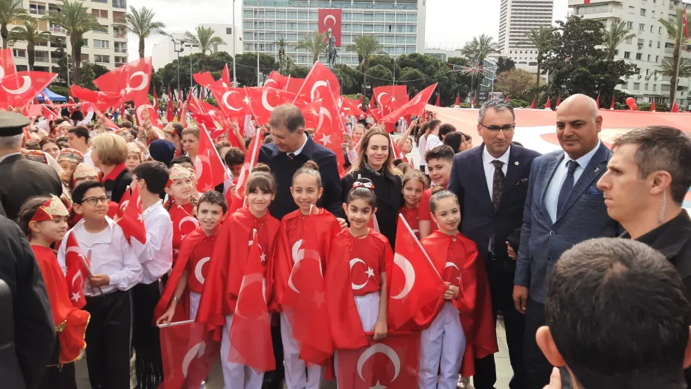İzmir'de buruk 23 Nisan kutlaması  