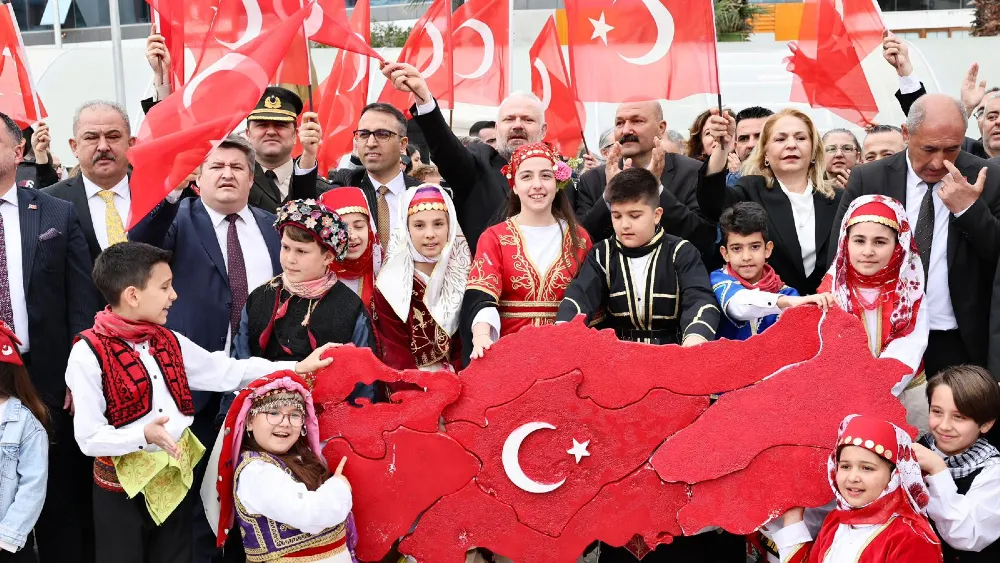 Menemen’de coşkulu kutlama: Cumhuriyetimizin nesilden nesile bekçileriyiz