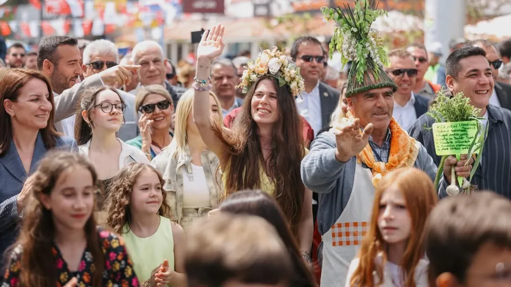 Alaçatı Ot Festivali, 23 Nisan Korteji ile başladı 