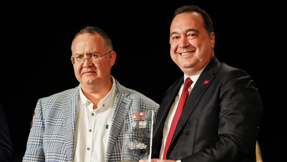 Aziz Nesin’in “Bir Takım Azizlikler” oyunu Mesir Tiyatro Festivali’nde Sahnelendi