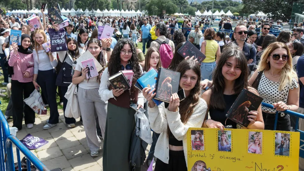 İZKİTAP’ta edebiyat şöleni yaşanıyor