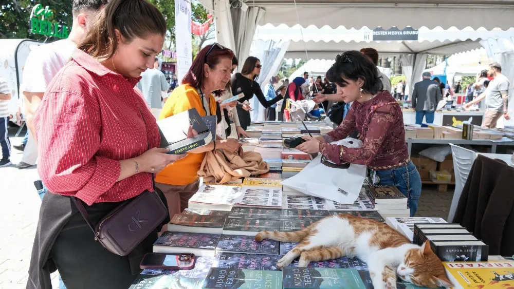 İzmir’de edebiyatın kalbi Kültürpark’ta attı
