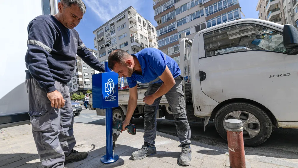 ESHOT’tan duraklarda temizlik hareketi: 3 binin üzerinde çöp kovası