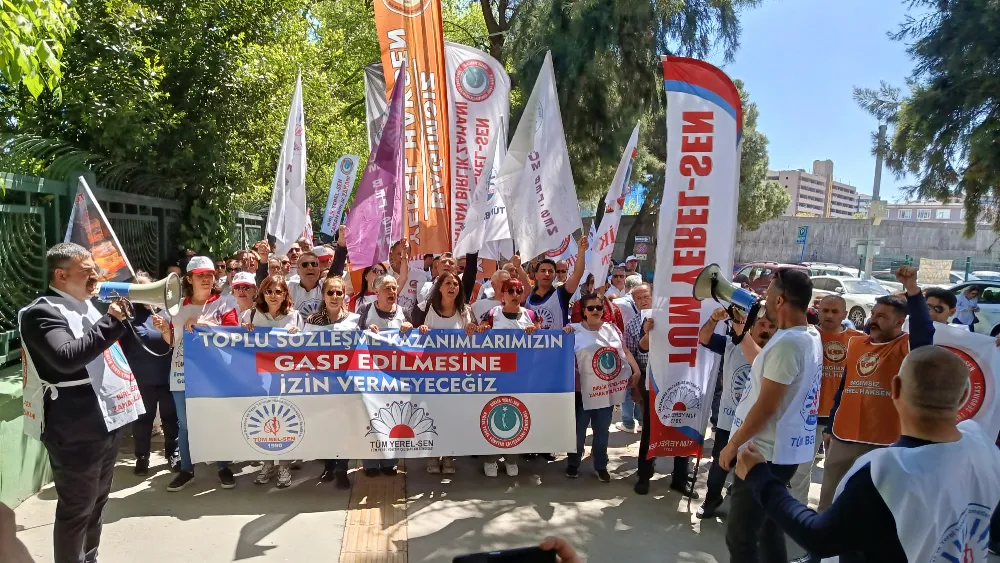 Memurlar toplu sözleşme için CHP İl binasına yürüdü