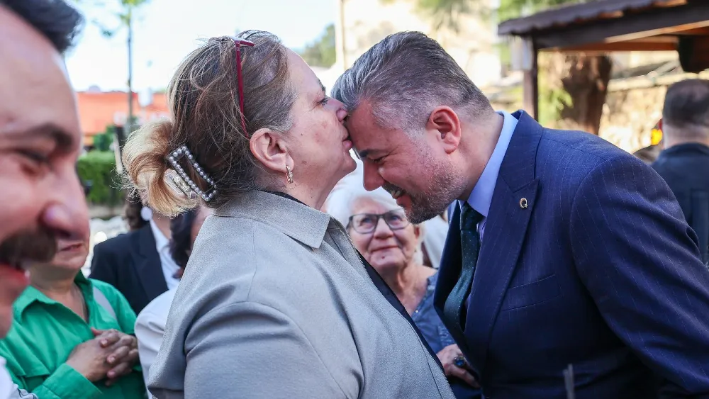 CHP’de Genel Başkan Yardımcısı’ndan skandalların başkanına alnından öperek kutlama!