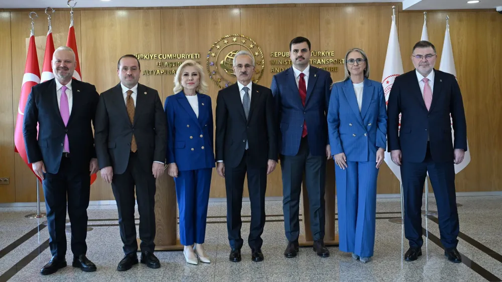 AK Parti İzmir’in önemli isimlerinden Ulaştırma Bakanı Uraloğlu’na ziyaret 