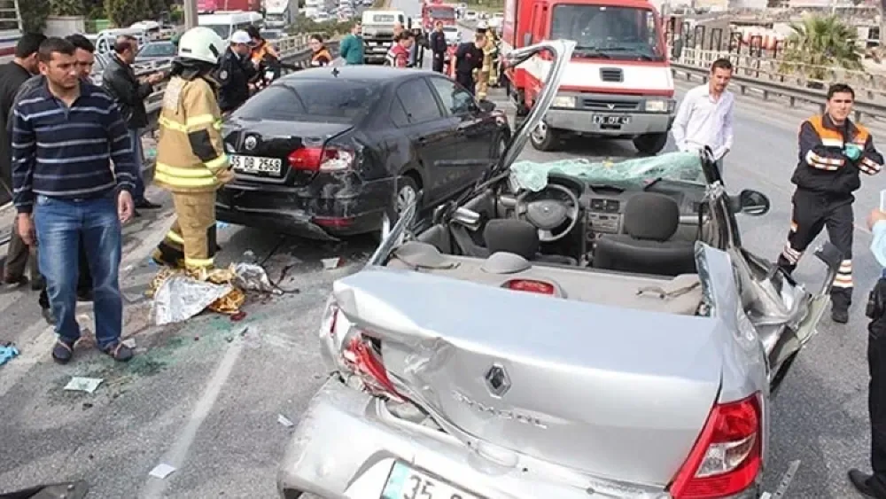 Bornova’da feci kaza…. 2 kişi hayatını kaybetti, ağır yaralılar var