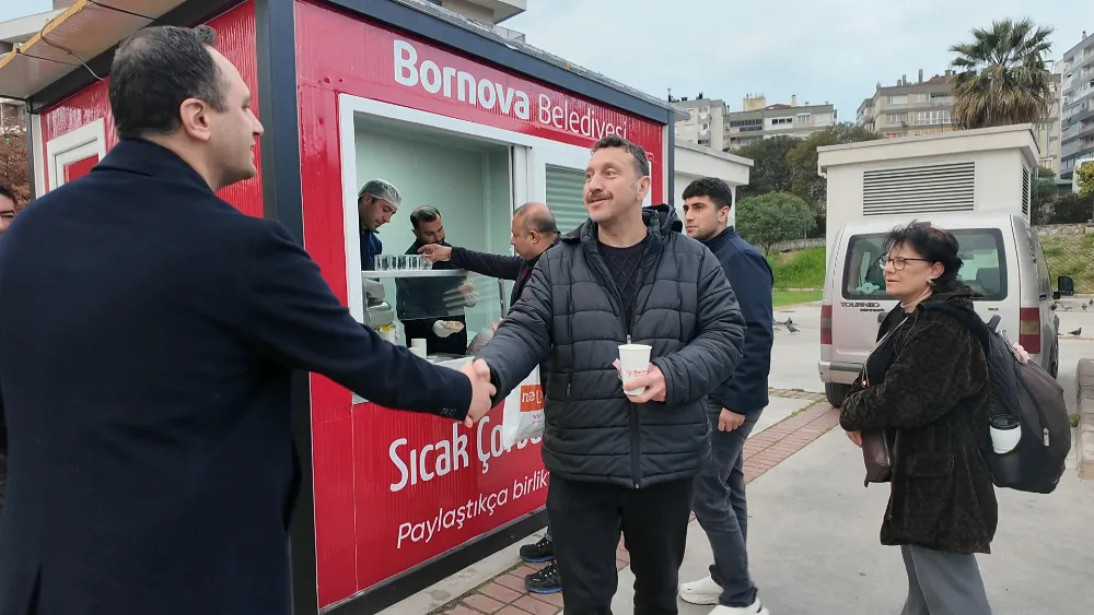 Bornova’da sıcak dayanışma büyüyor, çorba ikramı Manisa yoluna ulaştı