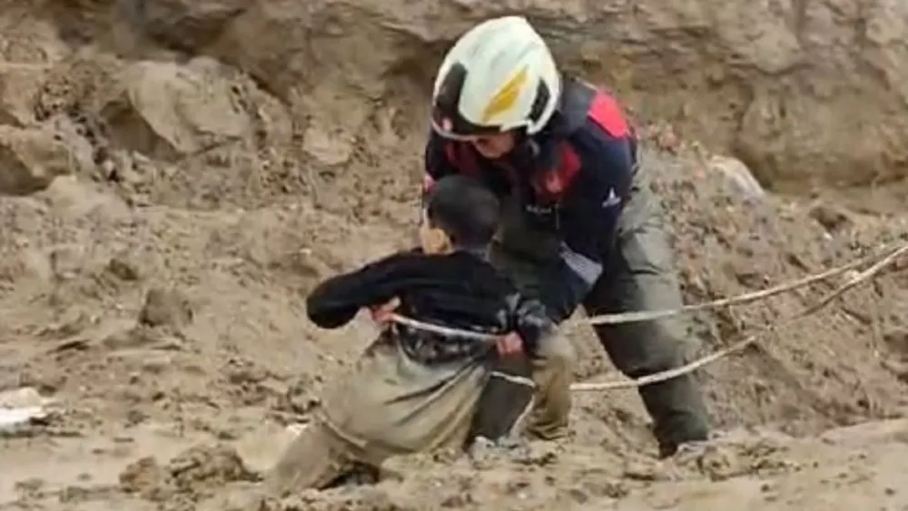 Torbalı'da çamura saplanan iki çocuğu itfaiye kurtardı