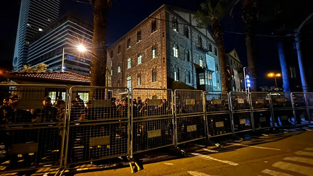 Meslek Fabrikası'na şafakta polis baskını…