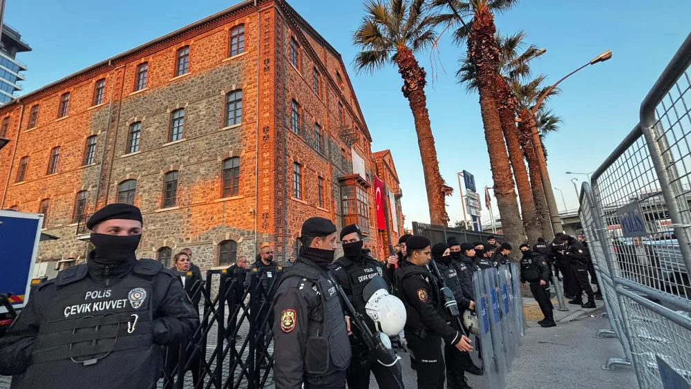 Başkan Tugay ilk uçakla İzmir'e dönüyor… Bina içinde gergin tespit çalışması...