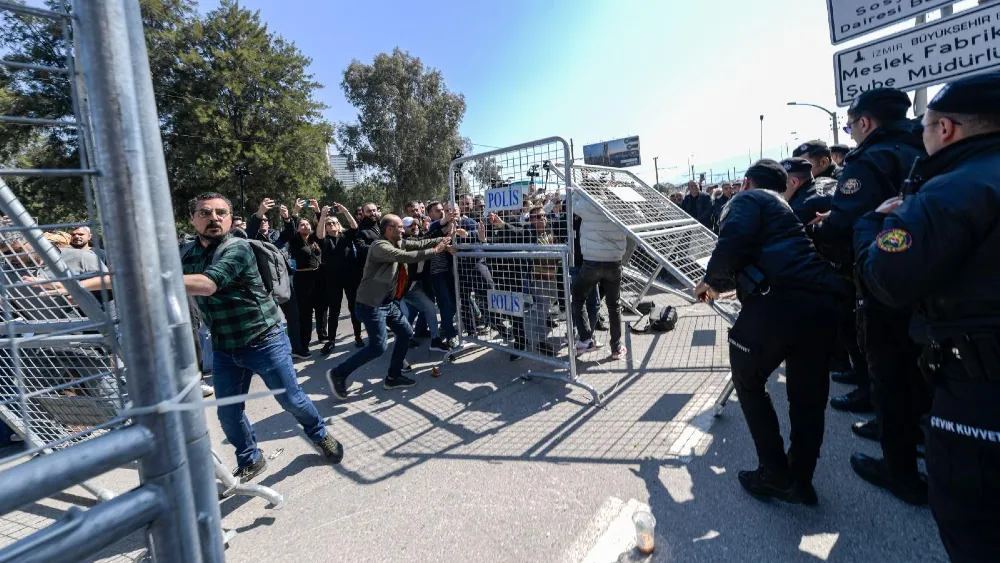 Flaş… Meslek Fabrikası’nda olay çıktı… Kalabalık bariyerleri yıktı, polis gazla müdahale etti