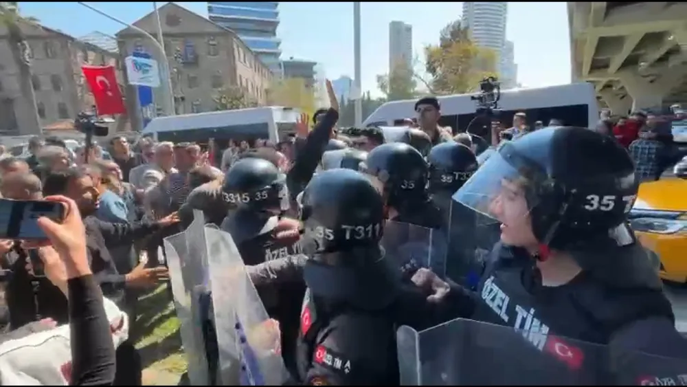 Meslek Fabrikası’nda gerilim durmuyor! Pankart gerginliği! CHP’liler Şehitler Bulvarı’nı trafiğe kapattı!