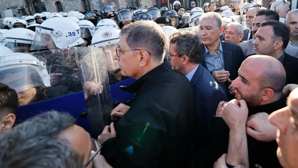 Başkan Tugay'ın, Meslek Fabrikası’na girişine izin verilmedi… Polis barikat kurdu…