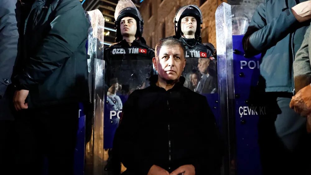 Nöbetten çarpıcı fotoğraf... Başkan Tugay polis barikatı önünde nöbete başladı