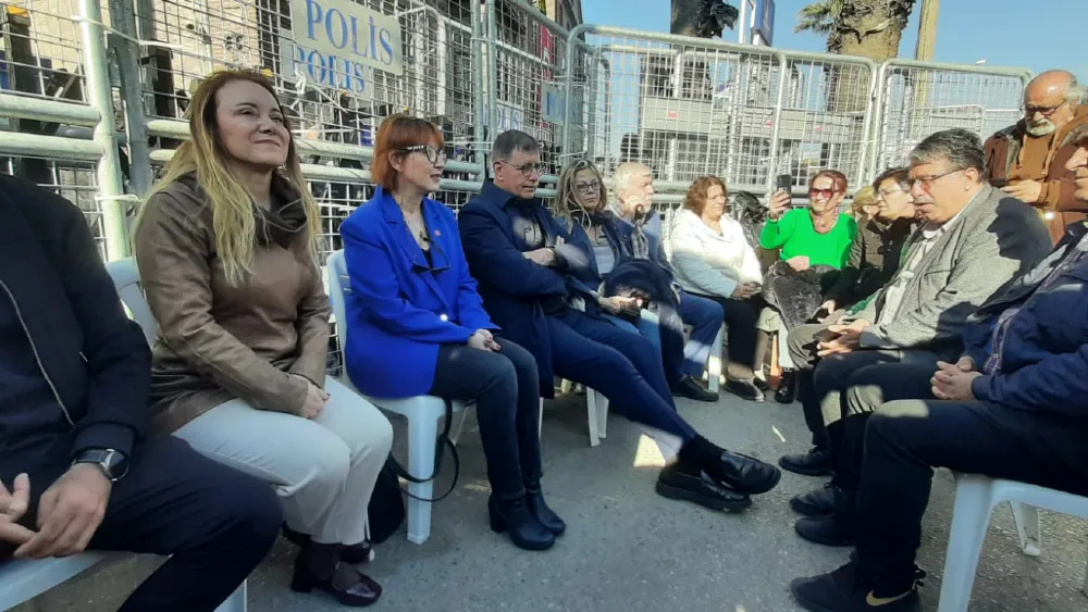 Meslek Fabrikası Nöbeti sürüyor! Başkan Tugay bina önünde sabahladı, gitmeyi düşünmüyoruz mesajı verdi!
