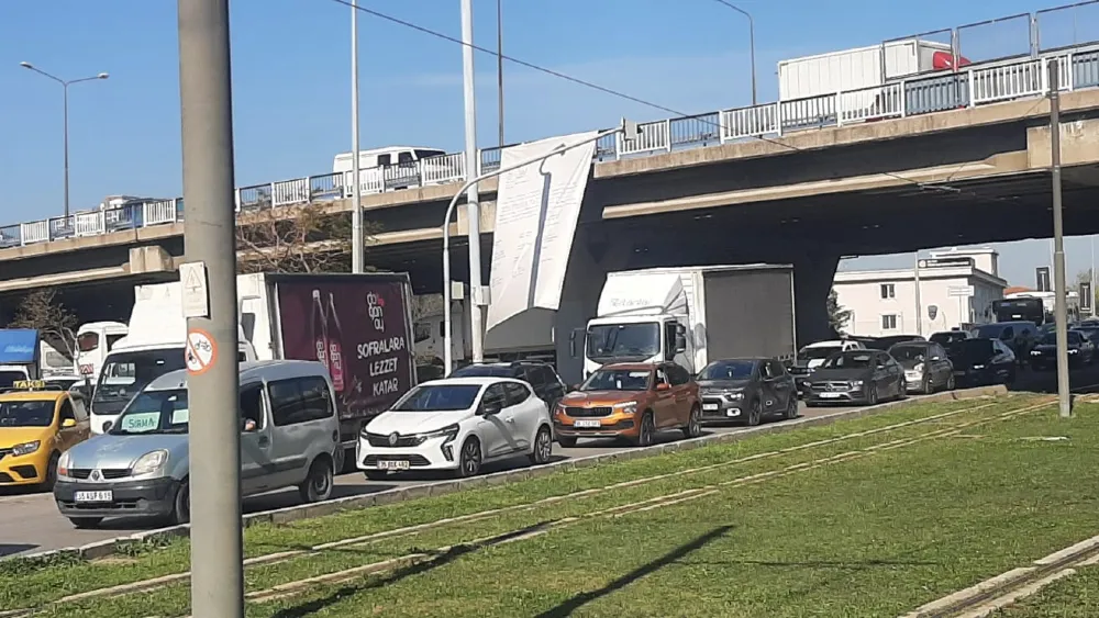 Meslek Fabrikası eyleminde gerilime yol açan pankart köprüye asıldı, tarihi binanın tüm kilitleri değiştirildi