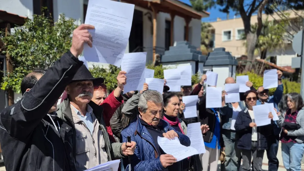 Karaburun’da geçmişten bugüne önemli bir kimlik olan Nergis Çay Bahçesi’nin çocuk oyun parkına çevrilmesi protesto edildi 
