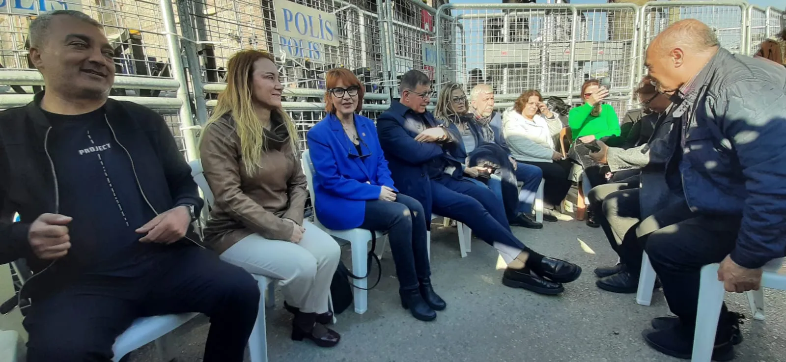 CHP Genel Başkan Yardımcısı Güldem Atabay, sabahın erken saatlerinde eylem alanına gelerek destek verdi.