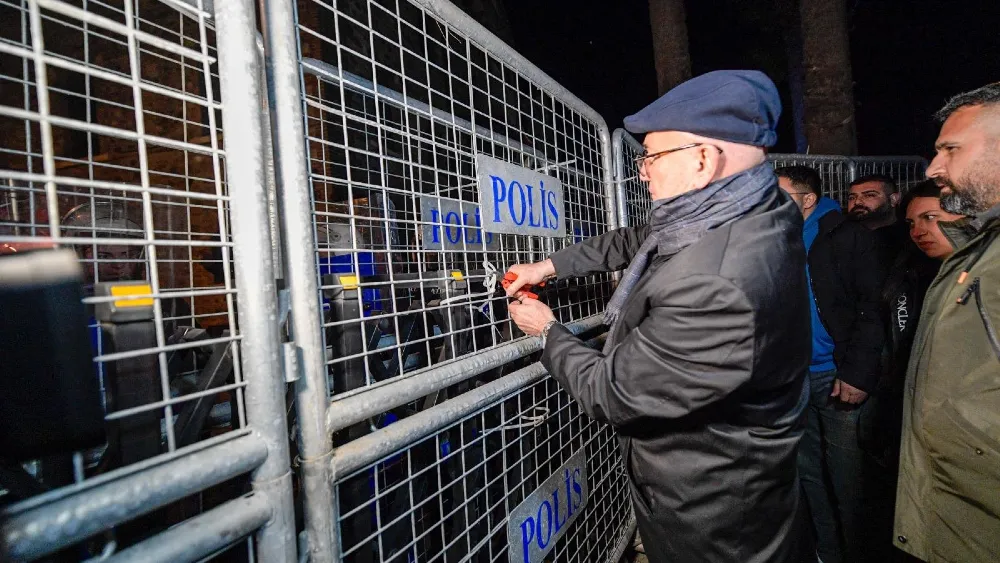 Meslek Fabrikası direnişinde 4’üncü gün! Mahmut Tanal’dan barikatlara müdahale!