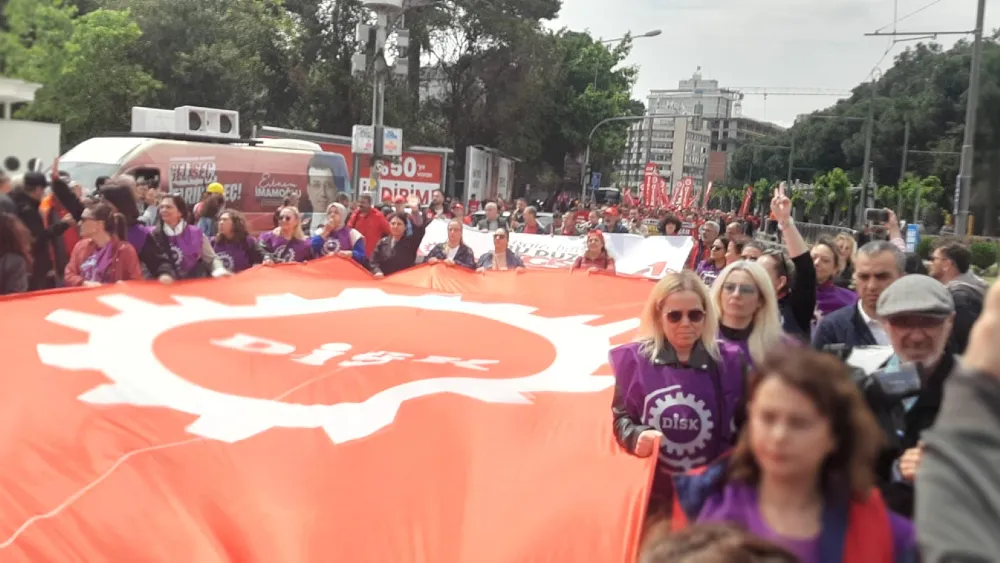 Yağmur emekçileri durduramadı. 1 Mayıs meydanlarda kutlanıyor!