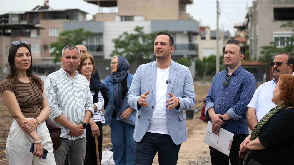Avrupa’dan Bornova’ya kent bostanı incelemesi..Yabancı konuklar kadın üreticilerle fide dikti