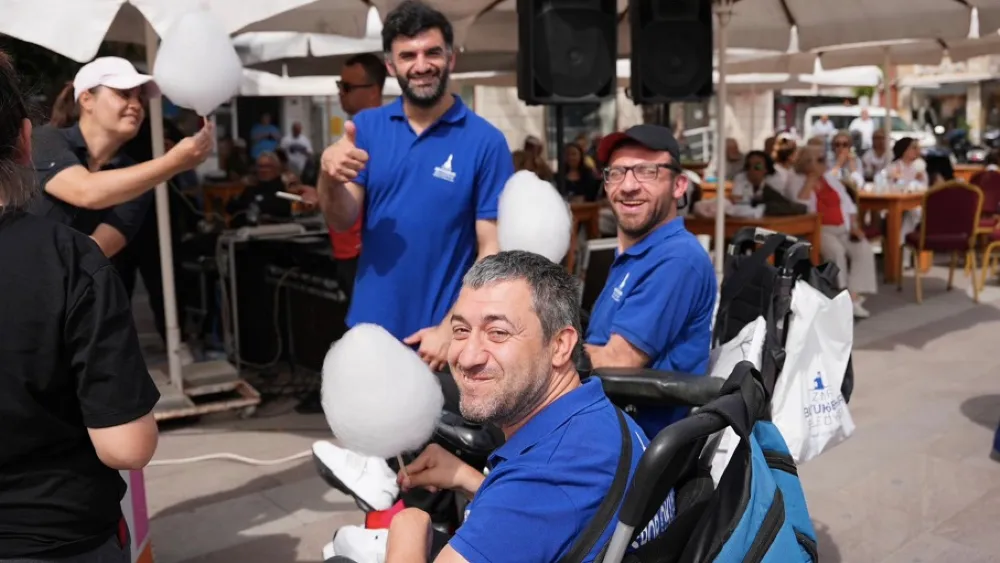 Çeşme’de özel gereksinimli bireyler ve aileleri, keyifli bir gün geçirdi