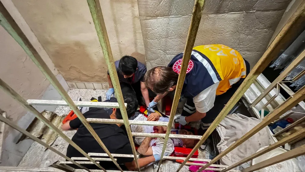 Buca'da apartman boşluğuna düşen vatandaş, itfaiye ekipleri tarafından kurtarıldı