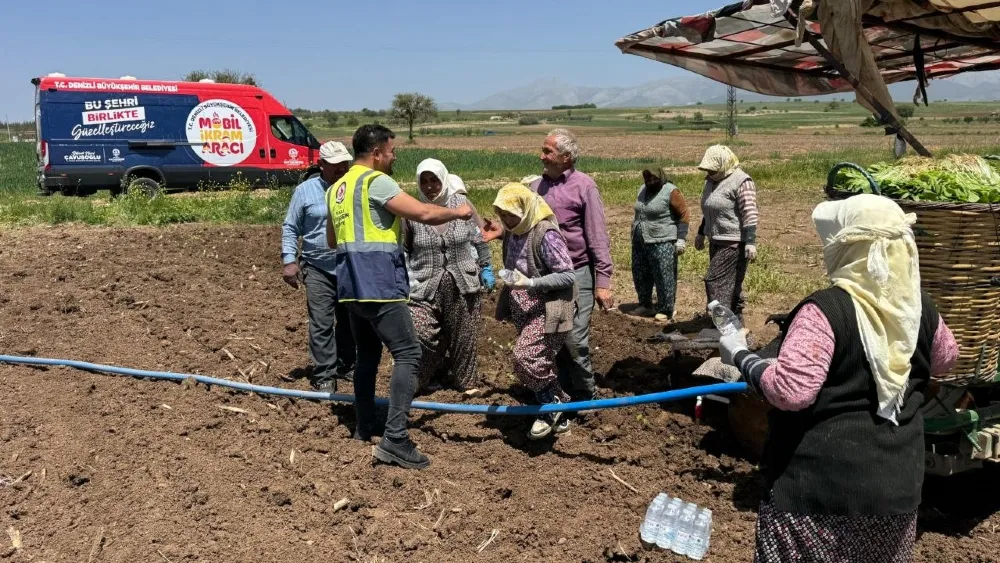 Denizli Büyükşehir, mobil ikram filosu rotasını tarlalara çevirdi: Tarım işçilerine serinleten ikram