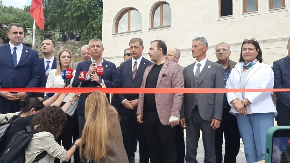 Özgür Özel'den duygulandıran cami açılışı: Temelini Ferdi ile birlikte atıp, açılışında birlikte namaz kılmayı planlamıştık