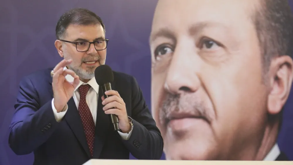 AK Partili Saygılı’dan CHP Lideri Özel ve Başkan Tugay’a: Başlarını çevirseler ’5 bin deprem konutunu, Şehir Hastanesi’ni görecekler!