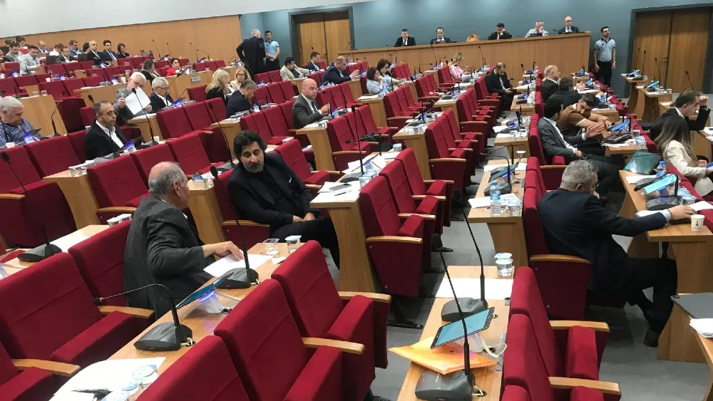 İzmir Büyükşehir Belediye Meclisi’nde taktik savaşları devam ediyor