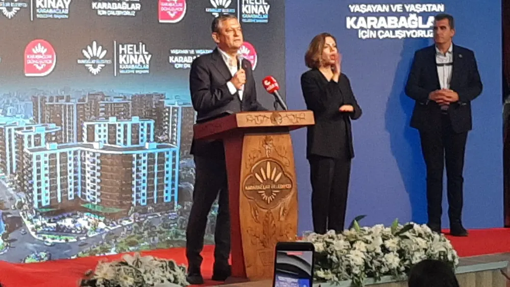 Özgür Özel'den Karabağlar kentsel dönüşüm tanıtımında meclis üyelerine 'oybirliği' teşekkürü