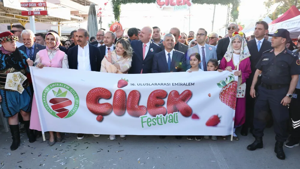 Emiralem Çilek Festivali'ne görkemli açılış