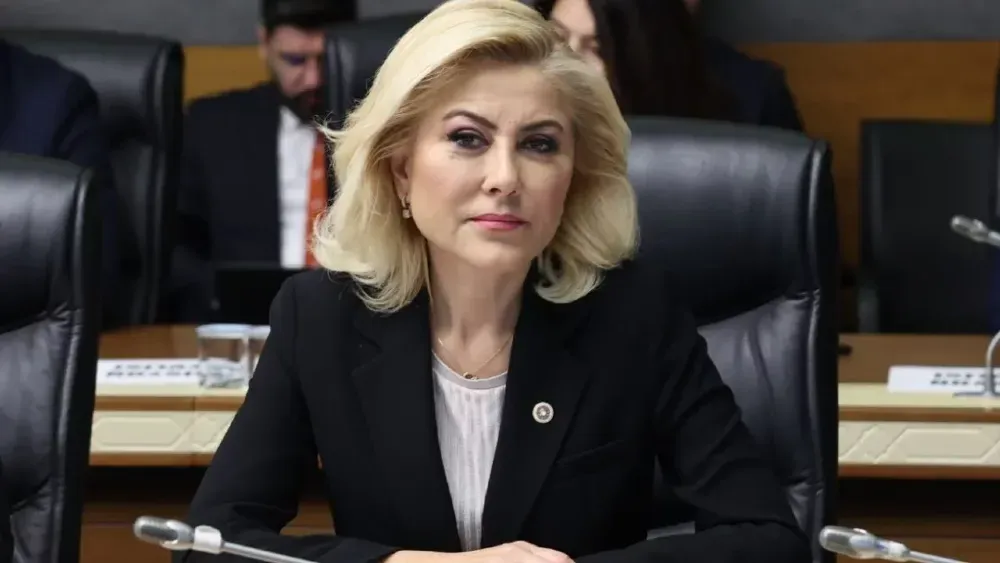AK Partili Aksoy’dan Özel’e tepki: Sizin İzmir’e katkınız AK Parti’nin kazandırdıklarının zekatı etmez