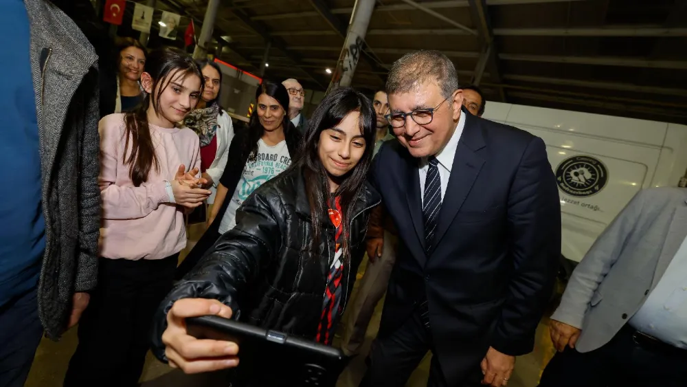 İzmir gençlere alan açıyor