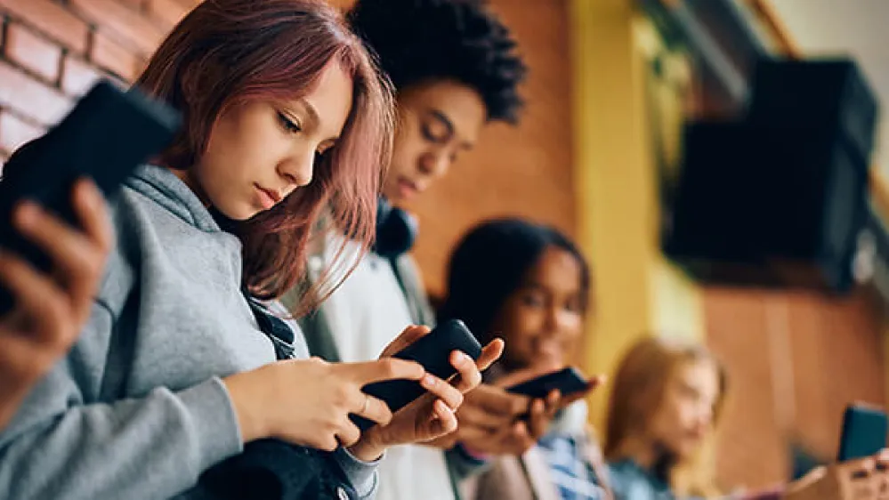 Gençlerin karşılaşacağı yeni tehdit: Telefon boynu sendromu