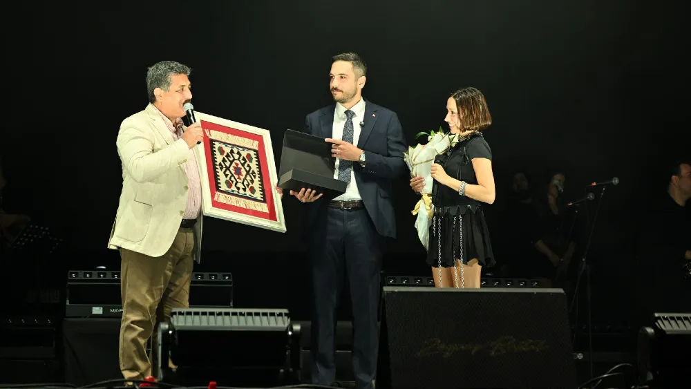 Manisa’da Gençlik Haftası Coşkusu Zeynep Bastık Konseriyle Başladı